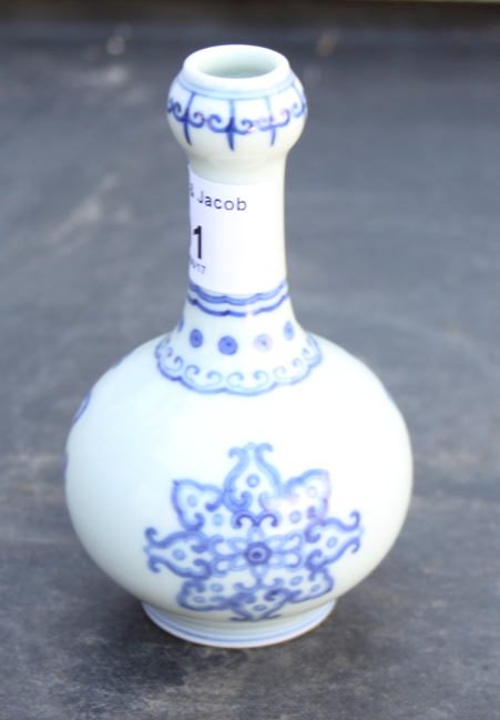 A Chinese porcelain blue and white garlic vase with six character Yong Zheng mark to base, 4 1/2" - Image 3 of 7
