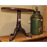 A green and gilt japanned metal tea canister, painted oriental figures (fitted as a table lamp), 28"