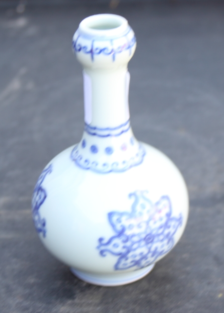 A Chinese porcelain blue and white garlic vase with six character Yong Zheng mark to base, 4 1/2" - Image 4 of 7