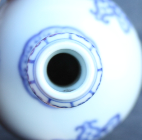 A Chinese porcelain blue and white garlic vase with six character Yong Zheng mark to base, 4 1/2" - Image 5 of 7