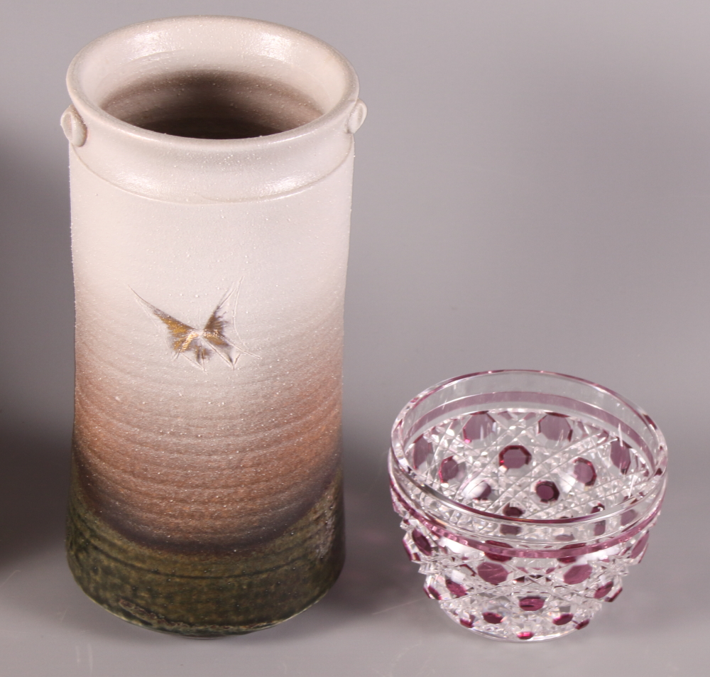 An Arigato stoneware vase with butterfly carved decoration, 8" high, in wooden box, and a Japanese - Bild 3 aus 5