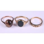 A 9ct gold and bloodstone signet ring, size U, 3.9g, a 9ct gold and agate dress ring, size R, 3.3g