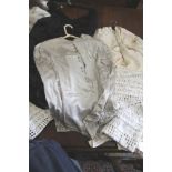 A quantity of assorted vintage linen, etc