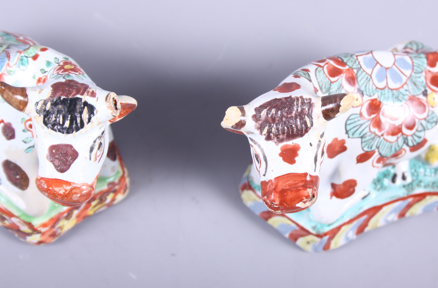 A pair of Delft floral decorated models of cattle, 4" long (damages) - Image 3 of 5