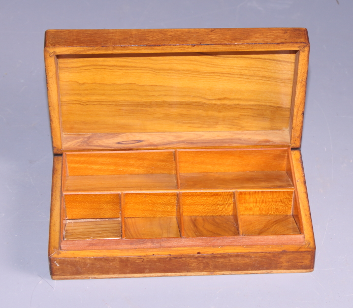 A Japanese coopered pine water bucket, 14" dia, and an olive wood stamp box, 5 1/2" wide - Bild 4 aus 4