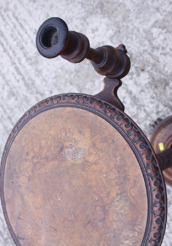 A Victorian figured walnut candle stand with circular top, on turned column, 12" dia - Image 2 of 2