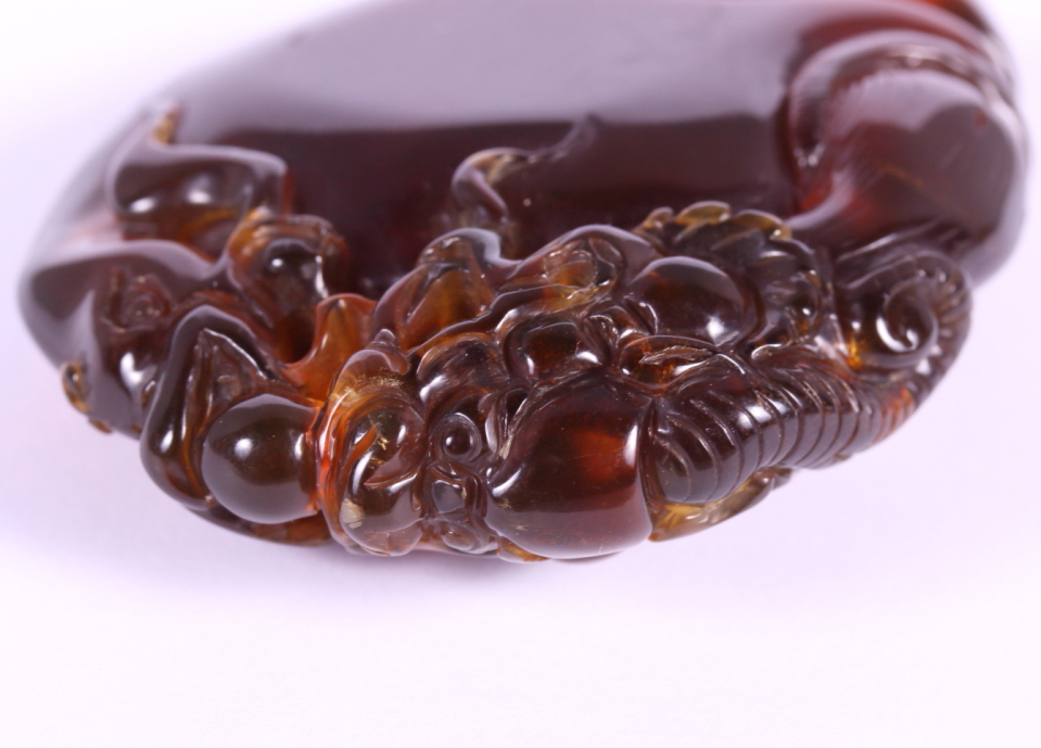 A Chinese carved amber pebble decorated dragon - Image 5 of 6