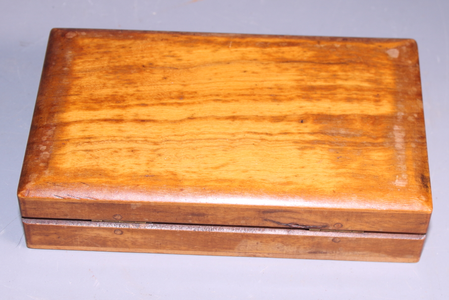 A Japanese coopered pine water bucket, 14" dia, and an olive wood stamp box, 5 1/2" wide - Bild 3 aus 4