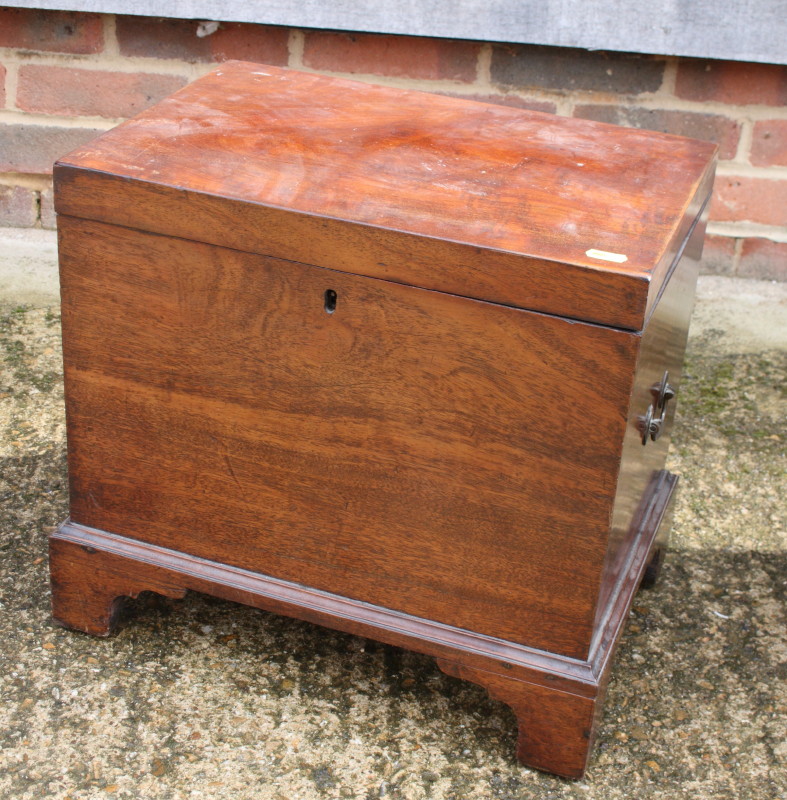 A late Georgian mahogany cellarette with brass carry handles, on bracket feet, 17" wide