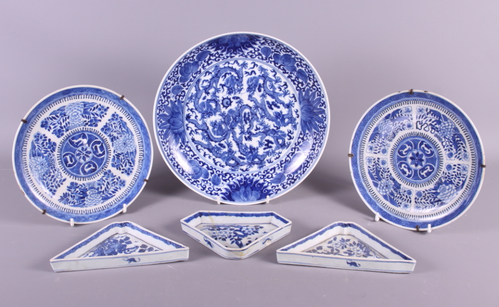 A pair of 19th century Chinese porcelain blue and white plates decorated floral motifs, a larger