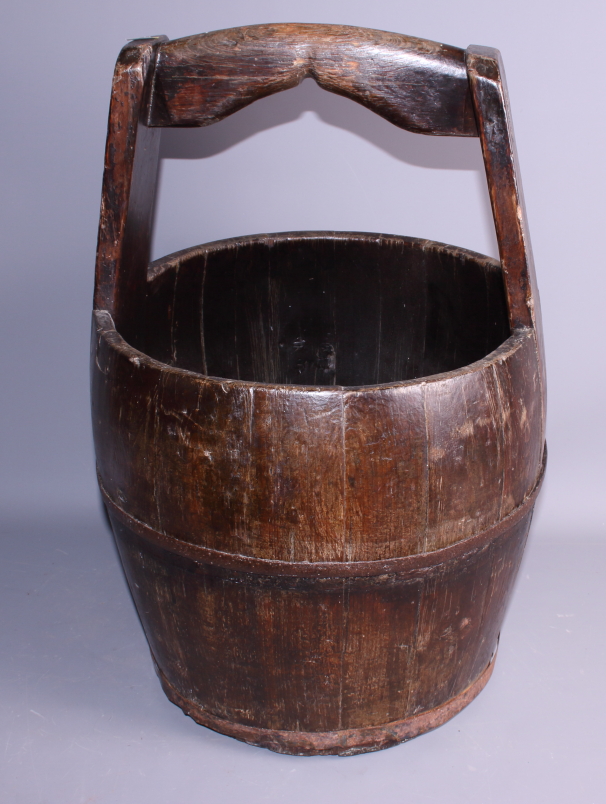 A Japanese coopered pine water bucket, 14" dia, and an olive wood stamp box, 5 1/2" wide - Bild 2 aus 4