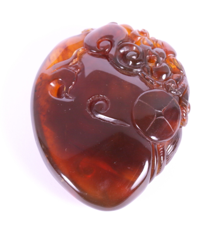 A Chinese carved amber pebble decorated dragon - Image 2 of 6