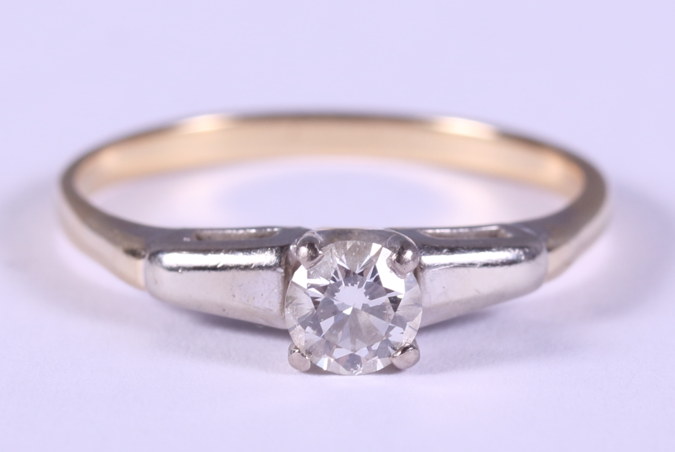 A yellow and white metal diamond solitaire ring, 0.4ct approx, size Q