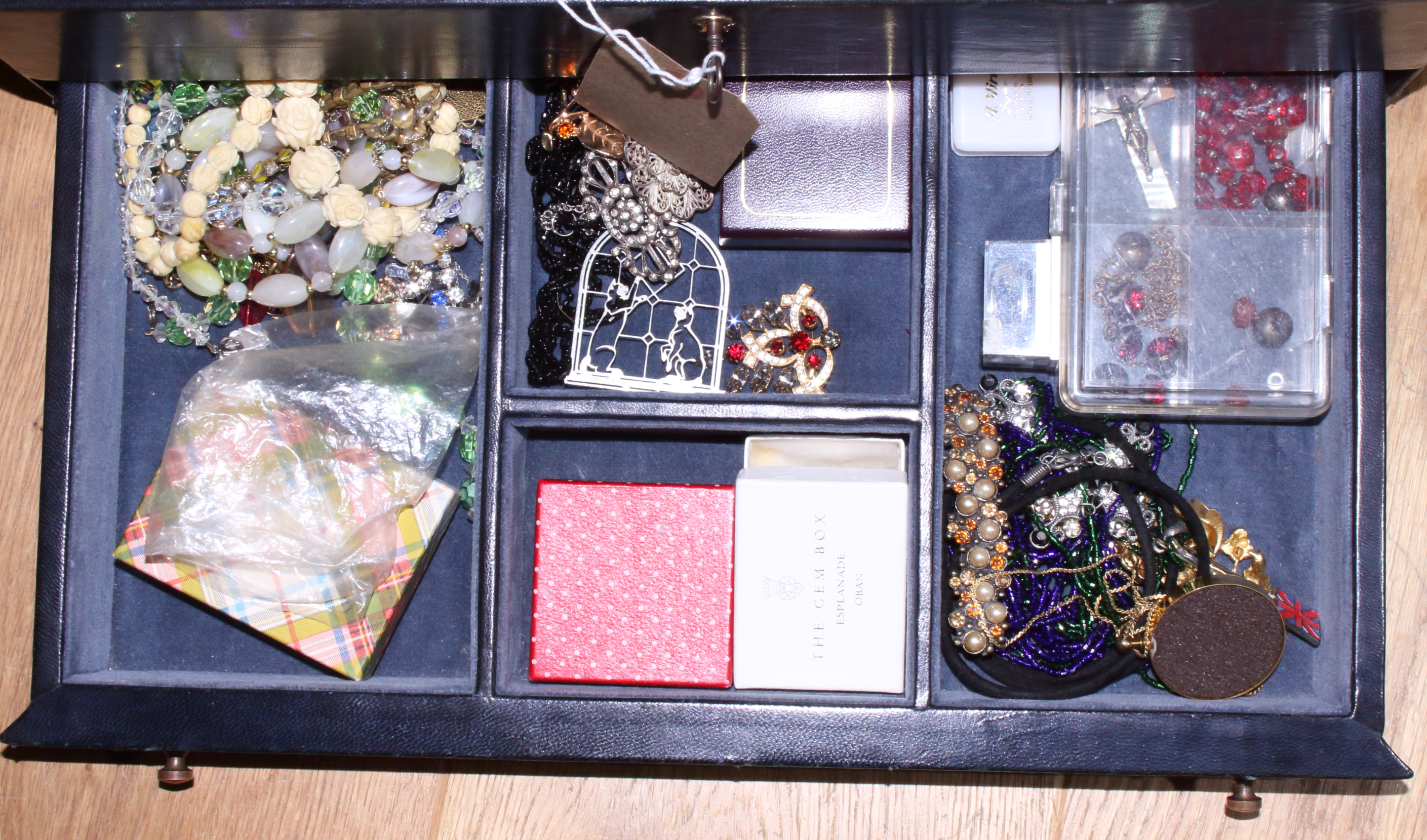 An assortment of costume jewellery, in blue leather case - Image 3 of 3