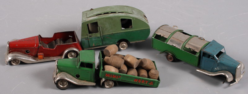 A Tri-ang tin-plate model of an Army vehicle together with other tin-plate toys - Bild 4 aus 4