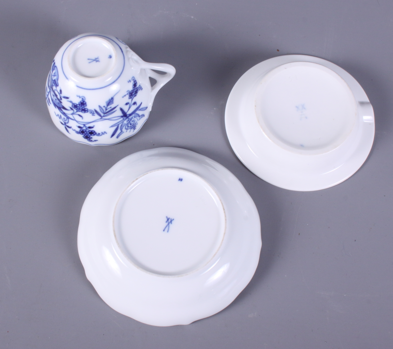 A Meissen blue and white decorated coffee cup, a similar saucer and ashtray - Image 3 of 3