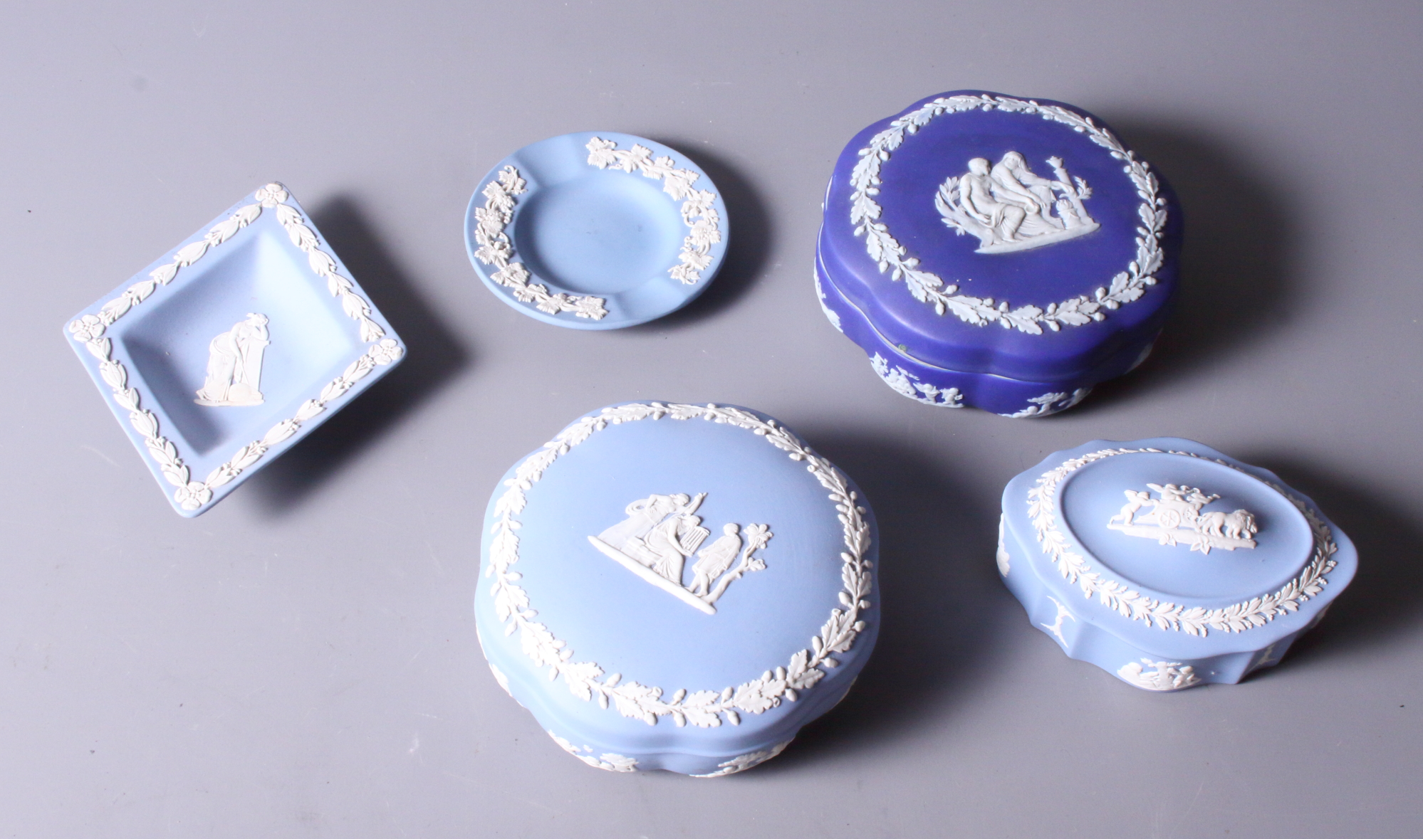 Five pieces of mid 20th century Wedgwood jasperware, including three trinket boxes and two pin