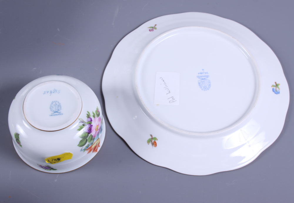 Twelve pieces of Herend hand-painted porcelain, including plates, bowls, etc - Image 4 of 8