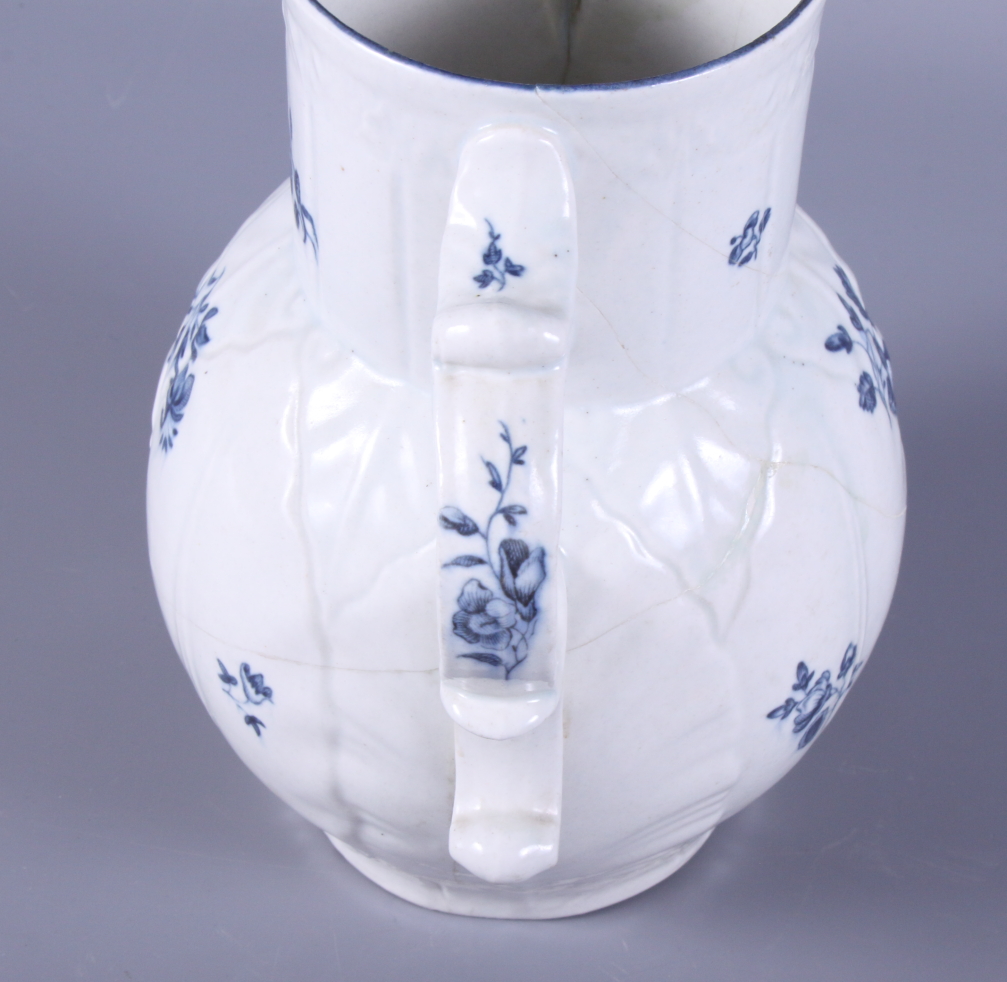 A 19th century blue and white Worcester cabbage jug, decorated with sprigs of flowers and - Bild 6 aus 7