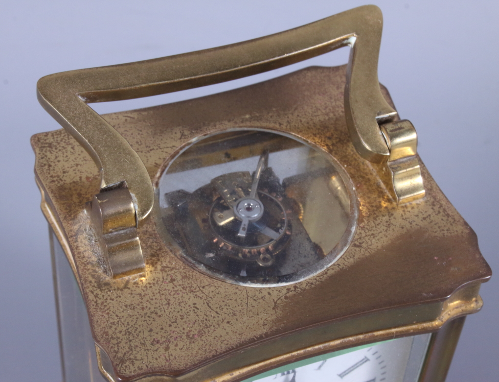 A French early 20th century brass carriage clock, retailed by Pridham & Sons, Torquay, with white - Bild 5 aus 5