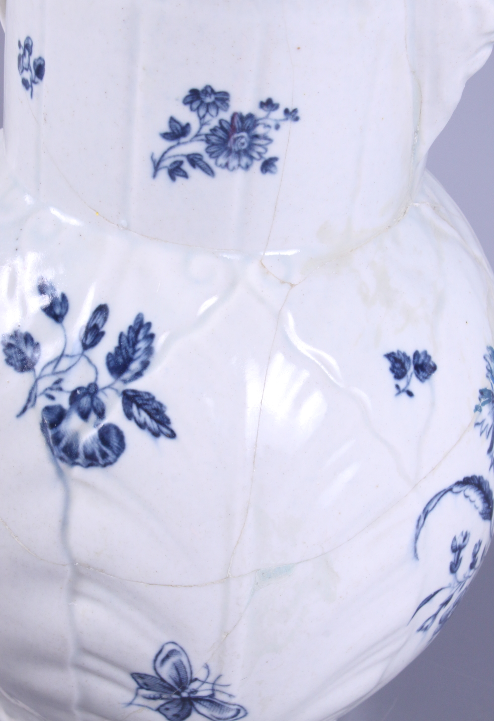 A 19th century blue and white Worcester cabbage jug, decorated with sprigs of flowers and - Bild 2 aus 7