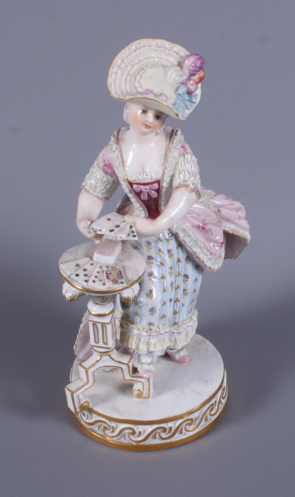 A late 19th century Meissen porcelain figure of a standing woman in 19th century costume by a tripod - Bild 3 aus 5