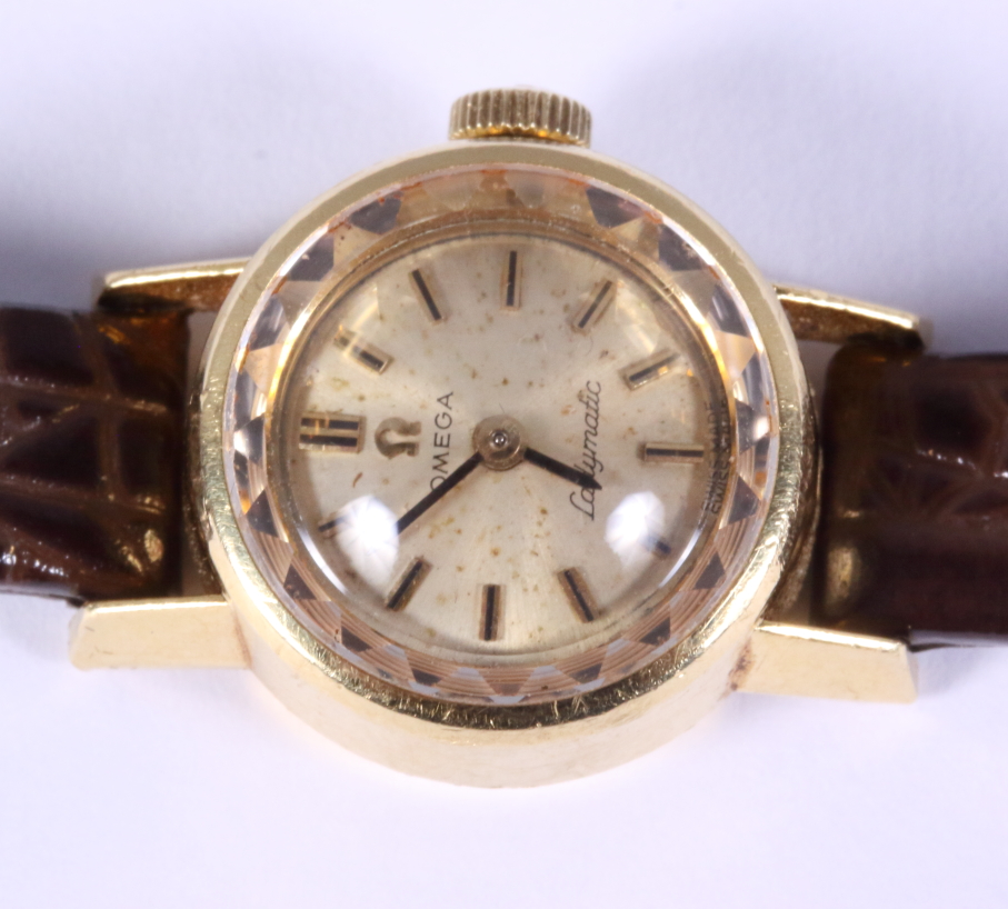 A lady's 18ct gold cased Omega Ladymatic wristwatch with silvered dial and baton numerals on brown - Bild 2 aus 5