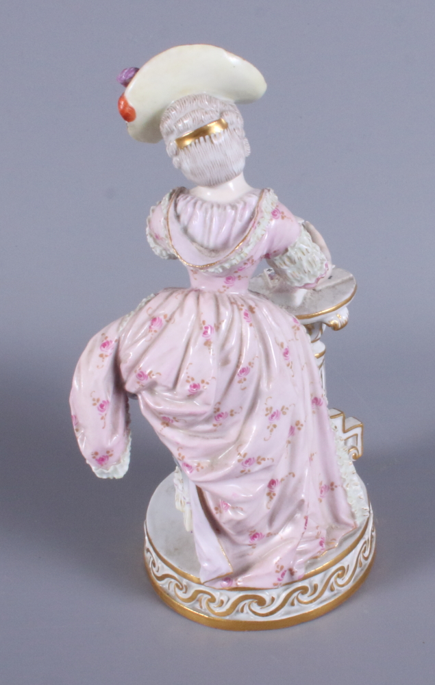 A late 19th century Meissen porcelain figure of a standing woman in 19th century costume by a tripod - Bild 4 aus 5