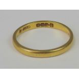 A 22ct gold band, 2.6g.