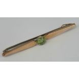 A 9ct gold and peridot bar brooch, peridot approx 0.5ct, stamped 9ct, 1.9g.