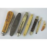 Six assorted vintage horn covered folding knives, together with a spurious animal tooth and root.