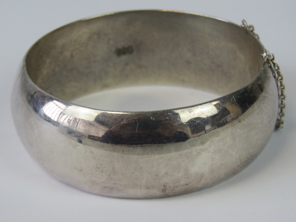 A silver hinged cuff bangle, 2.5cm wide, stamped 925, complete with guard chain, 43.