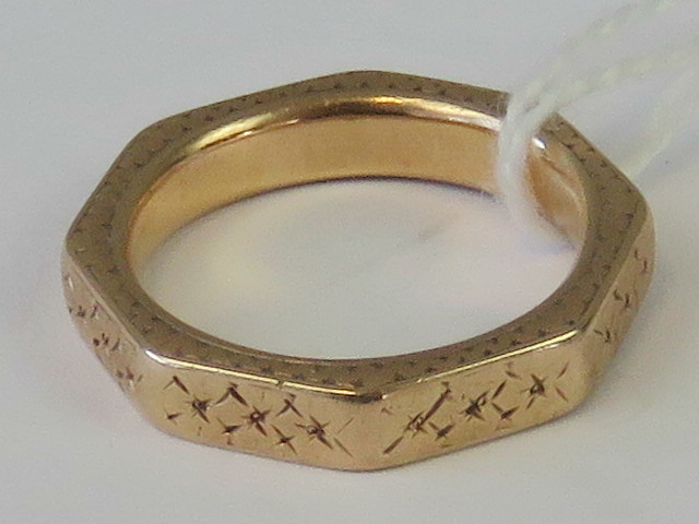 A rose metal ring of octagonal form with engraved pattern, size L, 6.