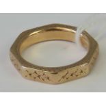 A rose metal ring of octagonal form with engraved pattern, size L, 6.