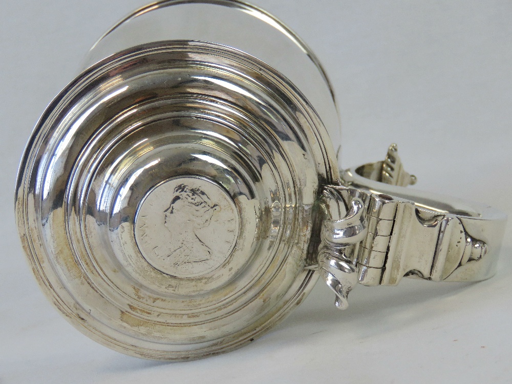 A superb George III HM silver lidded tankard dating to 1773 by Charles Wright. - Image 4 of 4