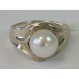 A heavy silver ring set with large pearl, stamped 925 Israel, size S, 7.6g.