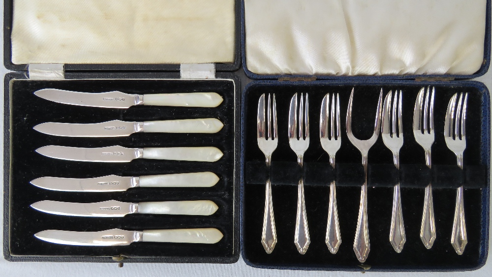 A cased set of HM silver bladed knives with mother of pearl handles, Sheffield 1939.