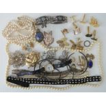 A quantity of assorted vintage jewellery