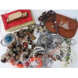 A quantity of costume jewellery includin