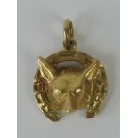 A 9ct gold fox head and horseshoe pendant, hallmarked 375, 2.2g.