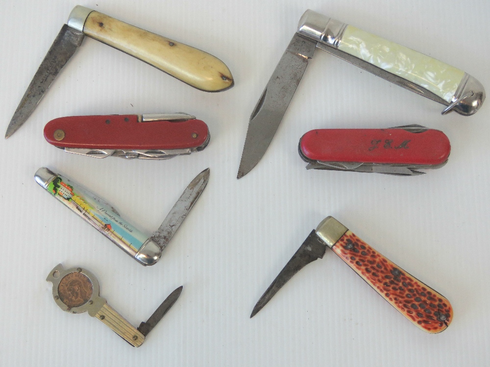 Two Swiss Army pen knives together with four other vintage folding knives.