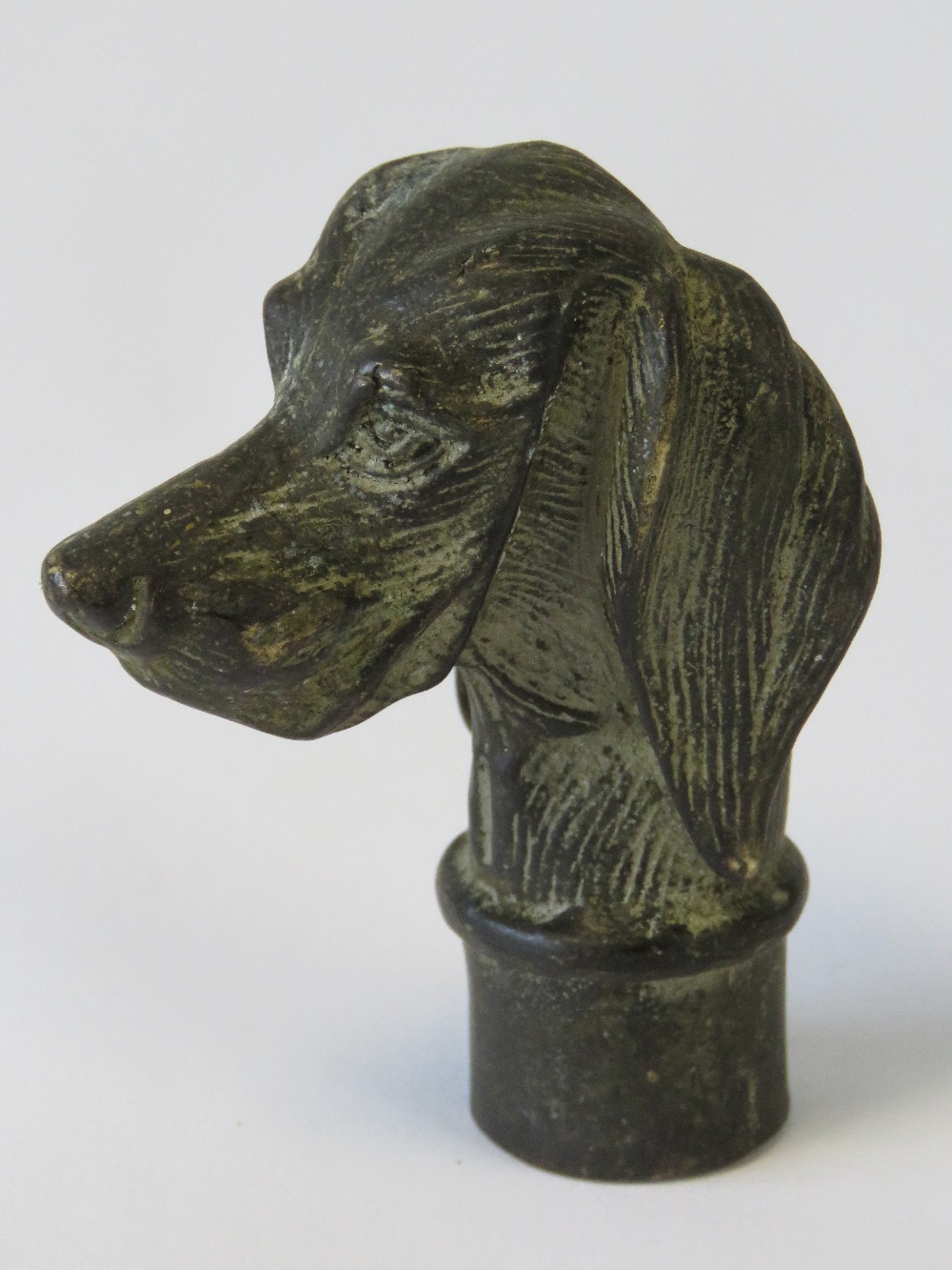 A bronzed walking stick top fashioned as a hunting dogs head, 7cm.