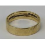 A 9ct gold band, size M, hallmarked 375, 2.7g.