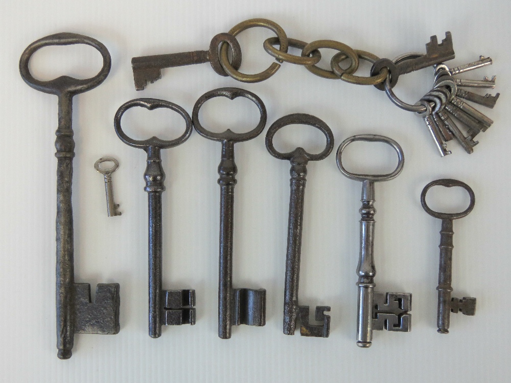 A small quantity of antique keys includi