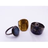 A MIDDLE EASTERN SILVER AND ENAMEL RING, A GOLD SOVEREIGN AND SILVER SHANK RING AND AN OPAL SET