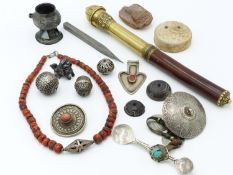 A COLLECTION OF VARIOUS TIBETAN AND OTHER ARTEFACTS TO INCLUDE A CORAL BEAD NEACKLACE, VARIOUS