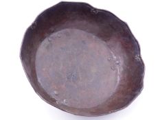 AN INTERESTING ORIENTAL HAMMERED COPPER BOWL, WITH ENGRAVED STYLISED LOTUS BLOSSOM DECOARTION AND