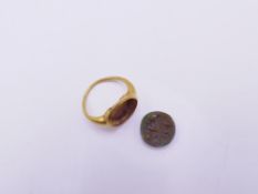 A ROMAN GOLD RING TOGETHER WITH A LATER ASSOCIATED GLASS INTAGLIO.