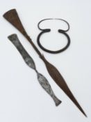 A WEST AFRICAN IRON CURRENCY SPEAR WITH BARBED SPEAR POINT AND FLATTENED AXE BLADE OPPOSING 52 CM