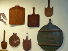 A LATE 18TH/ EARLY 19TH CENTURY MAHOGANY OAT CAKE COOLING TRAY TOGETHER WITH FOUR SHAPED CUTTING